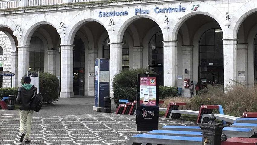 Minaccia i poliziotti in aula e la giudice lo fa ammanettare