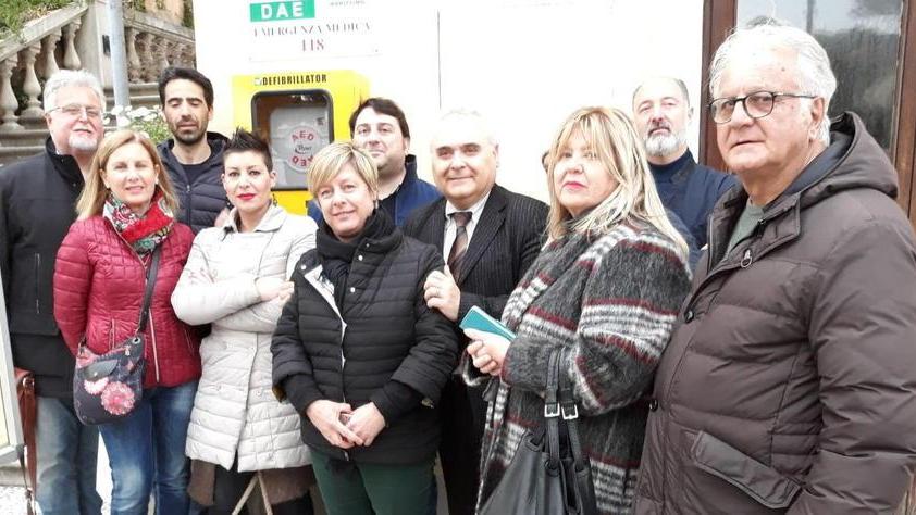 In piazza della Vittoria il defibrillatore donato dall’Avis