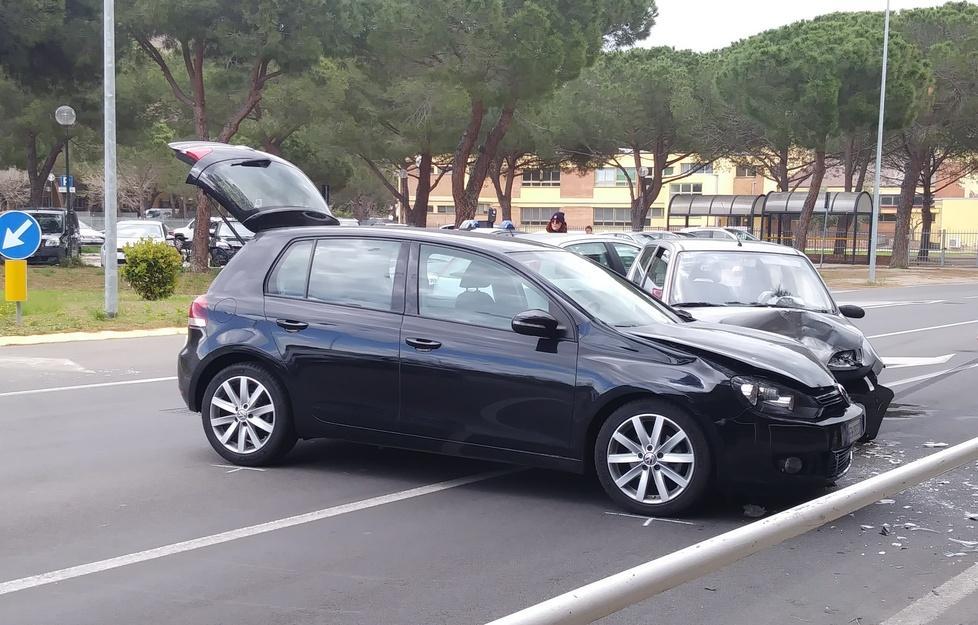 Scontro frontale all’incrocio 