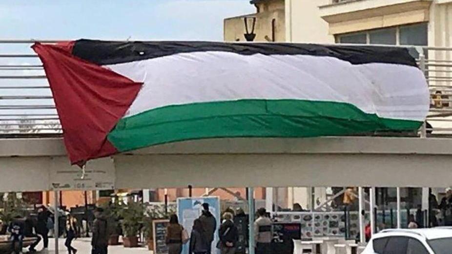 Bandiere della Palestina appese in città