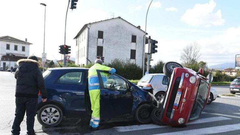 Auto si ribalta dopo lo scontro in via di San Donato