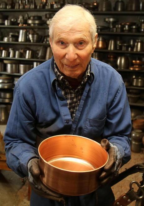 «Io, maestro del rame A 91 anni continuo e amo il mio lavoro» 