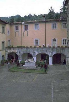 Il monumento di Anacarsi Nardi si illumina tutto di blu