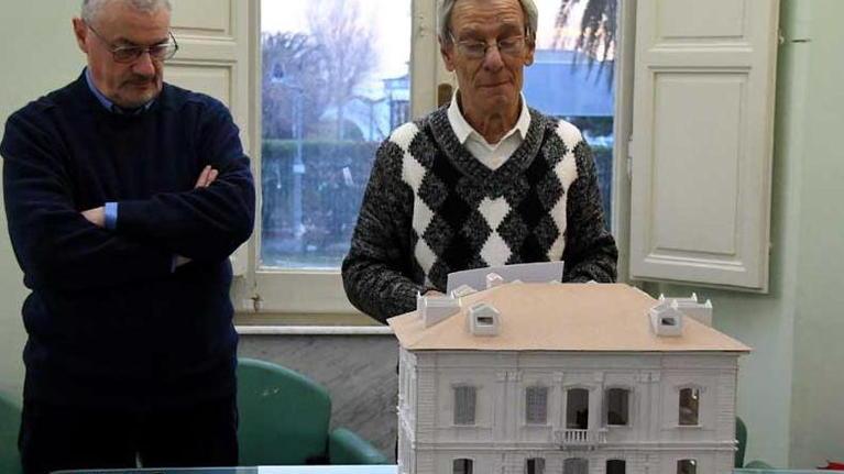 Massa, la storica villa Cuturi si fa piccola piccola e si mette in mostra
