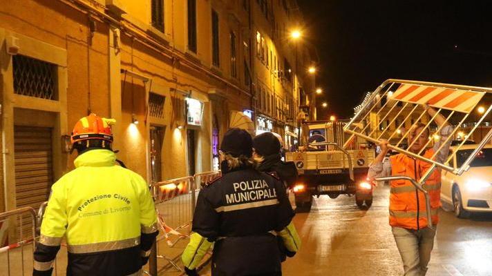 Cadono tegole, marciapiede transennato