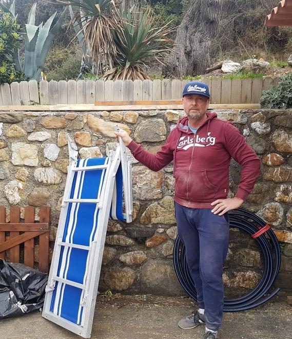 Francesco Pagni con l'unica sdraio sopravvissuta dopo l'alluvione (Marina del Boccale)