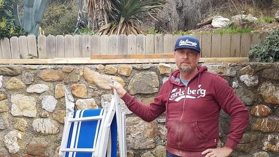 Francesco Pagni con l'unica sdraio sopravvissuta dopo l'alluvione (Marina del Boccale)