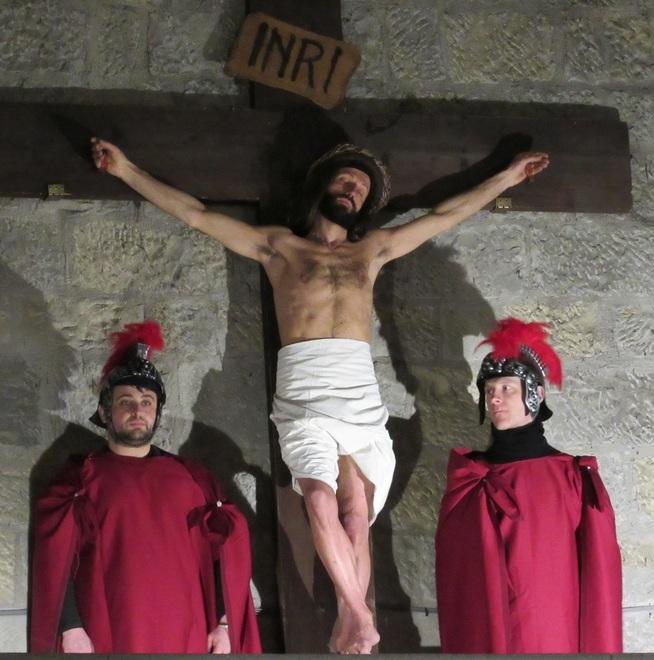 In centinaia per la Via Crucis 