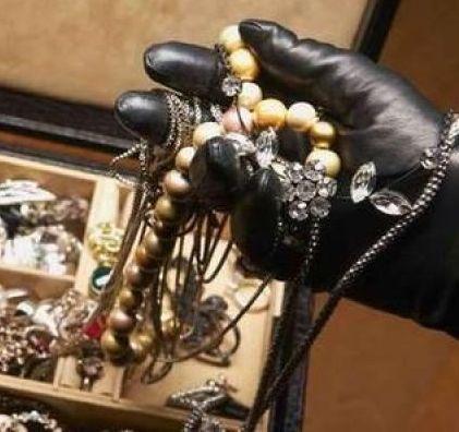 Tam tam fra le gioiellerie, arrestato ladro 