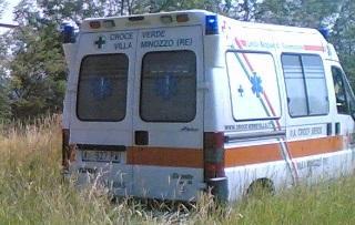 Cade e batte la testa, ciclista ferito 