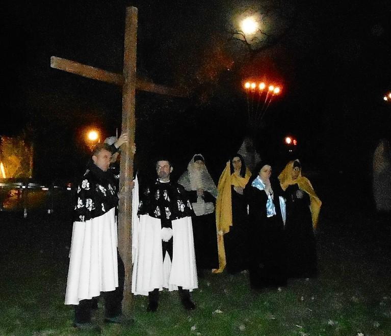 La Via Crucis emoziona Pecorile 