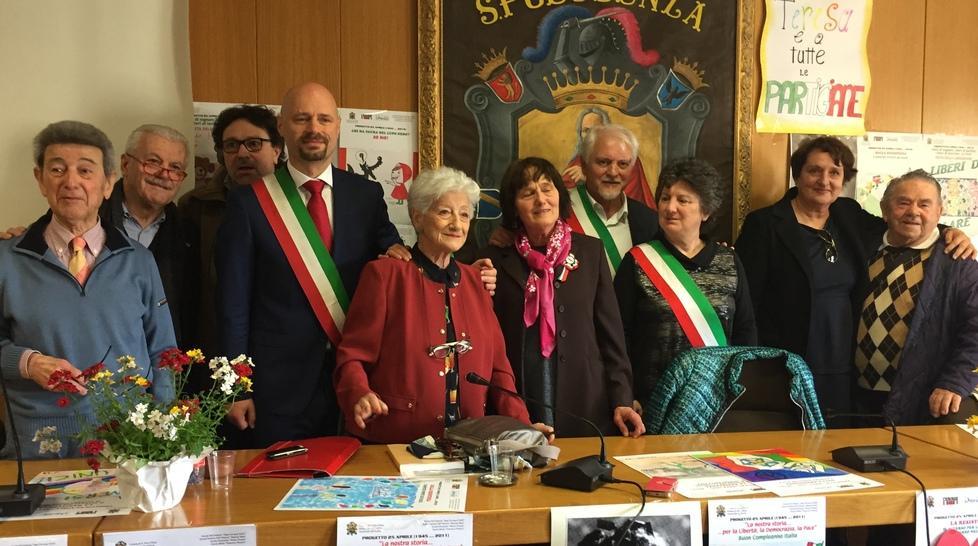 La partigiana Anuska fa lezione agli studenti delle medie