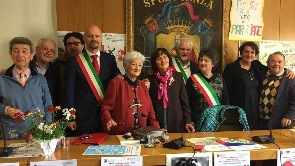 La partigiana Anuska fa lezione agli studenti delle medie