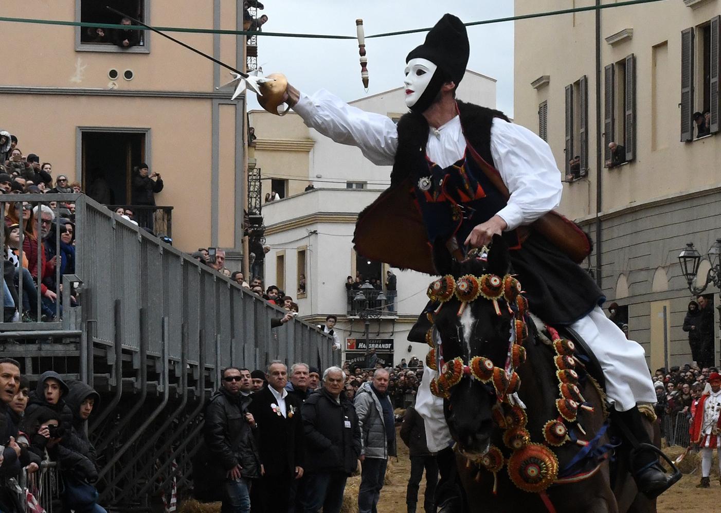 Sartiglia e polemiche, i cavalieri: «Noi siamo i difensori della giostra» 