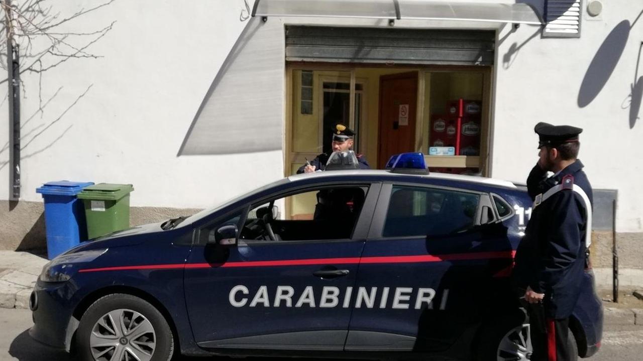 Rubano un’auto e svaligiano un circolo, è caccia ai ladri