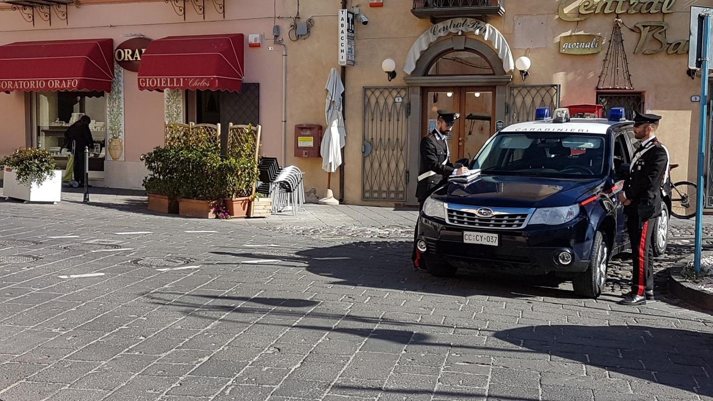 Ruba una collana d’oro a Orosei: denunciata 