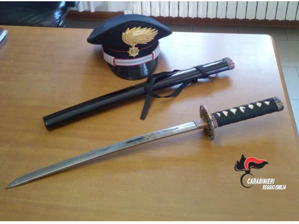 Minaccia il vicino e il figlioletto con una katana