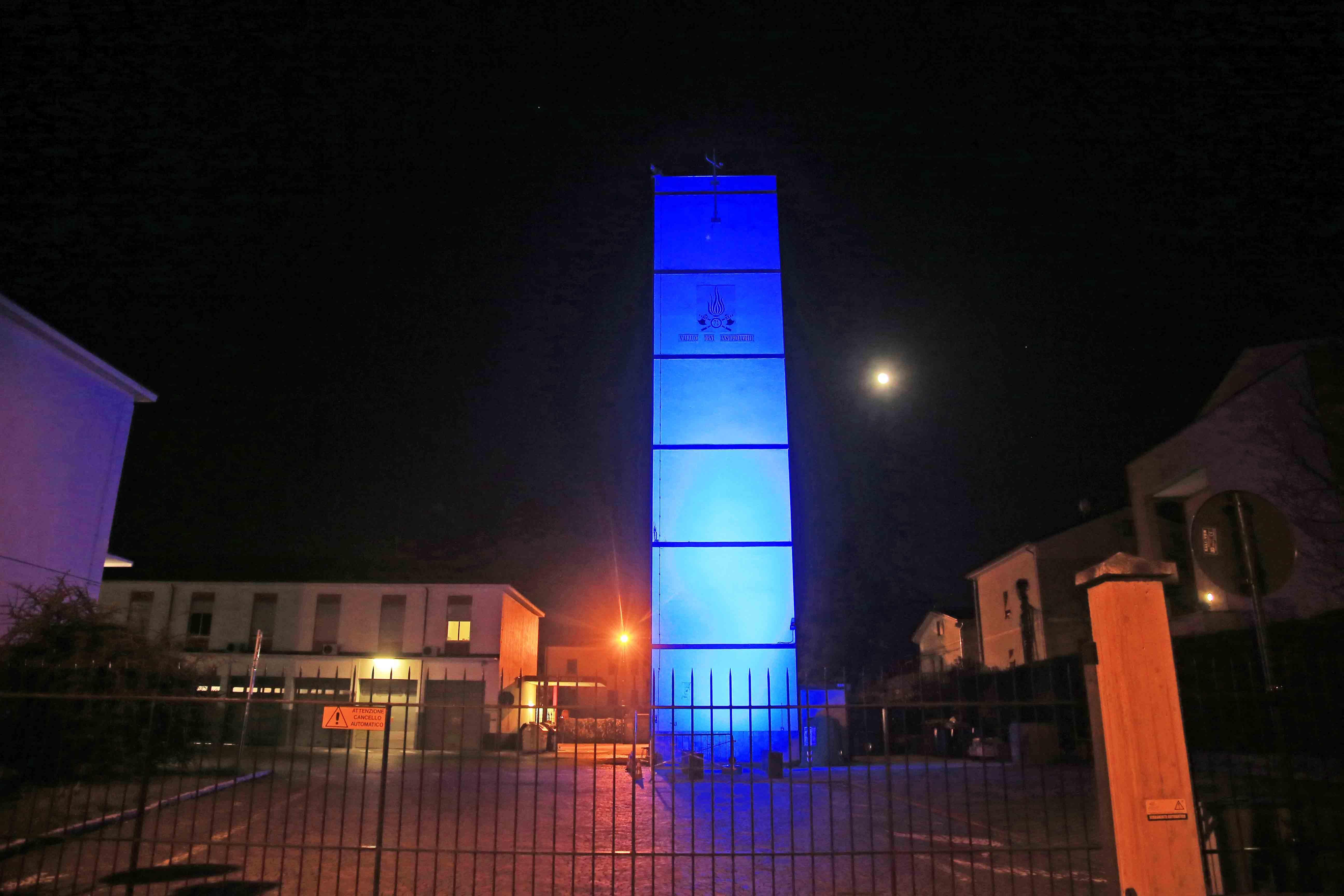 Autismo, torre blu e visite al comando dei vigili del fuoco