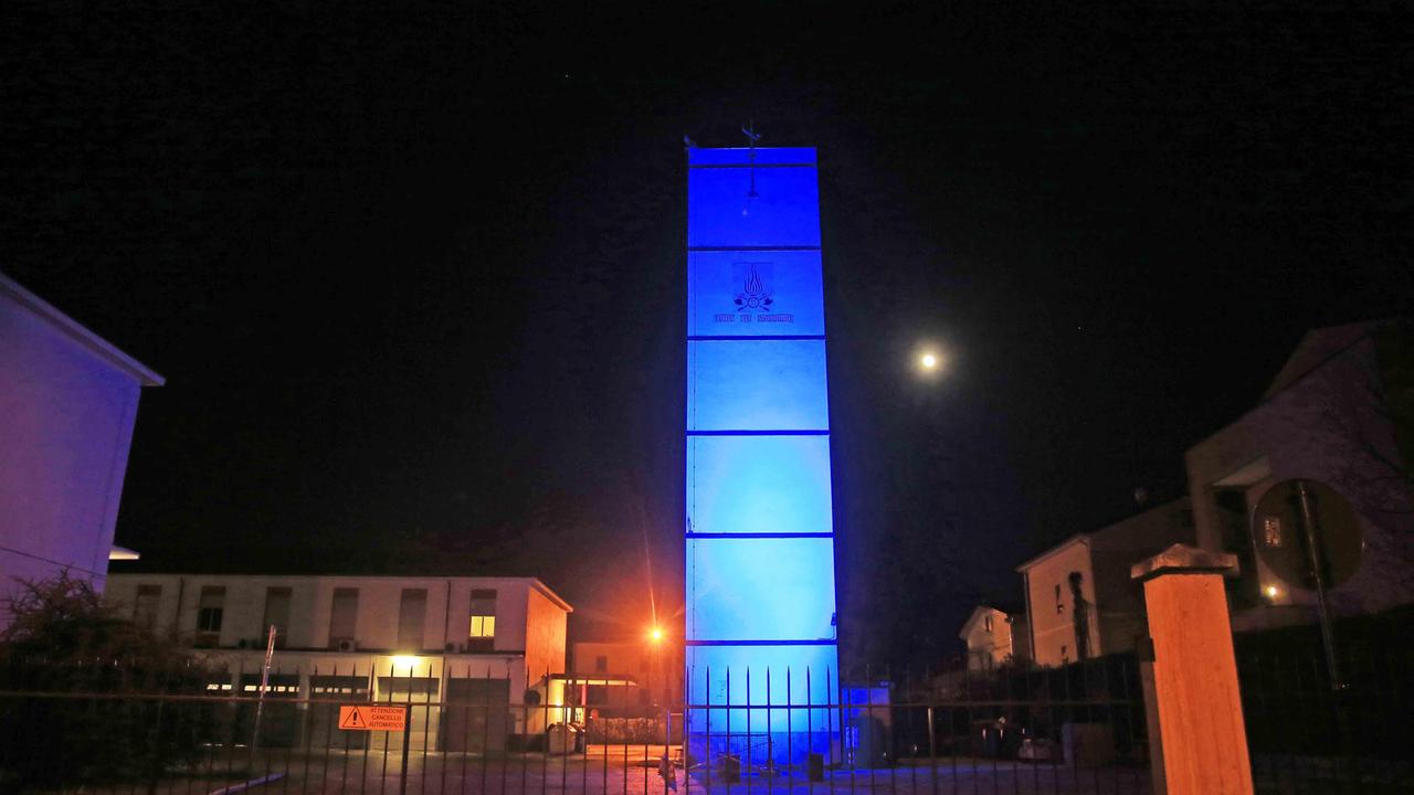 Autismo, torre blu e visite al comando dei vigili del fuoco