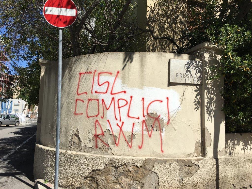 La scritta contro la Cisl sul muro davanti alla sede del sindacato (foto Mario Rosas)