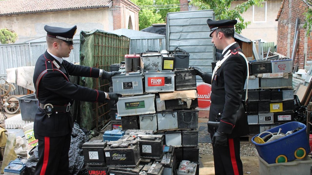 Trovati con trenta batterie esauste rubate, denunciati