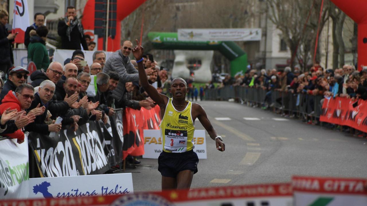 Paul Tiongik (Kenia) trionfa alla Maratonina di Prato (foto Sproviero-Batavia)