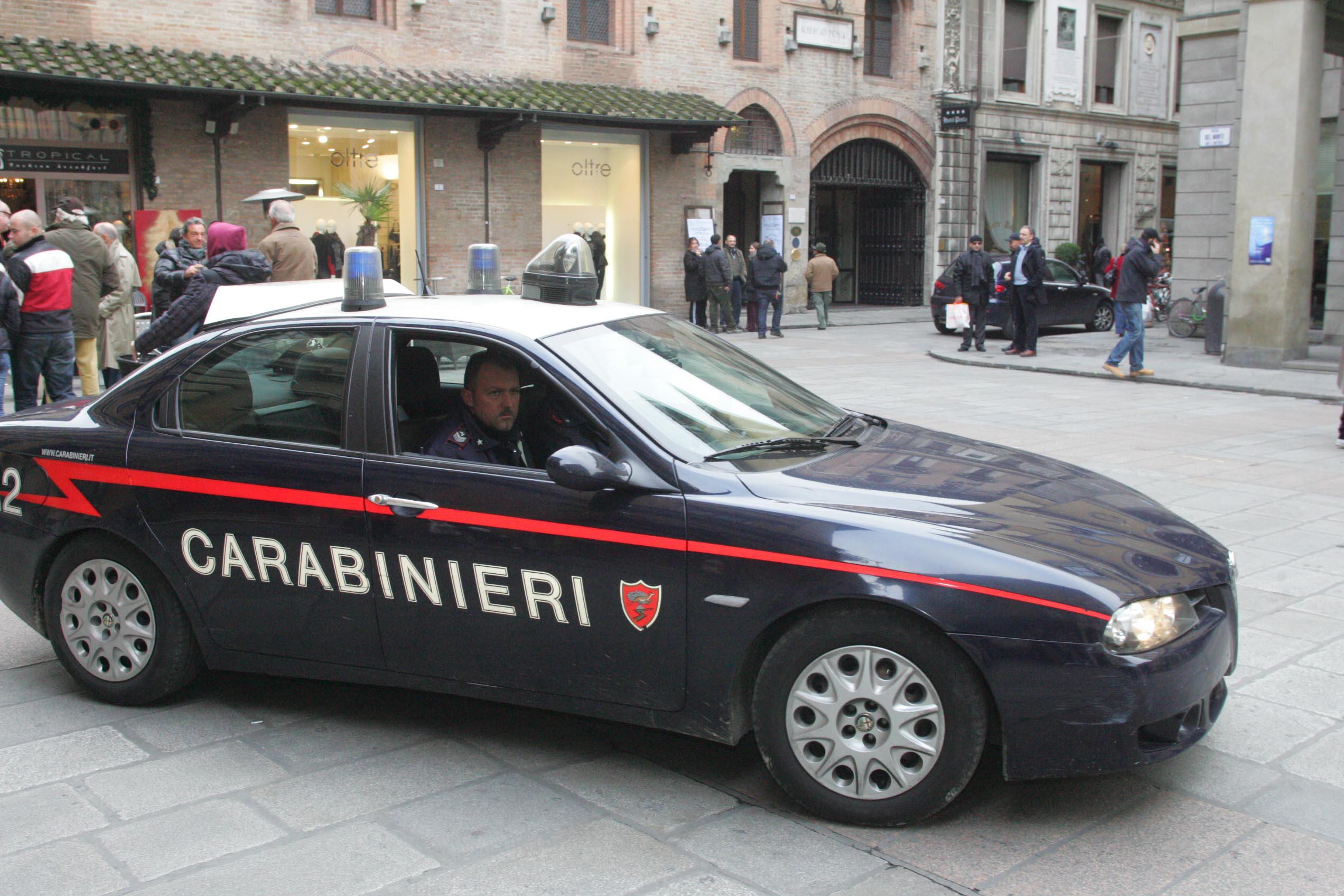 Reggio Emilia, accoltella e ferisce badante: denunciato