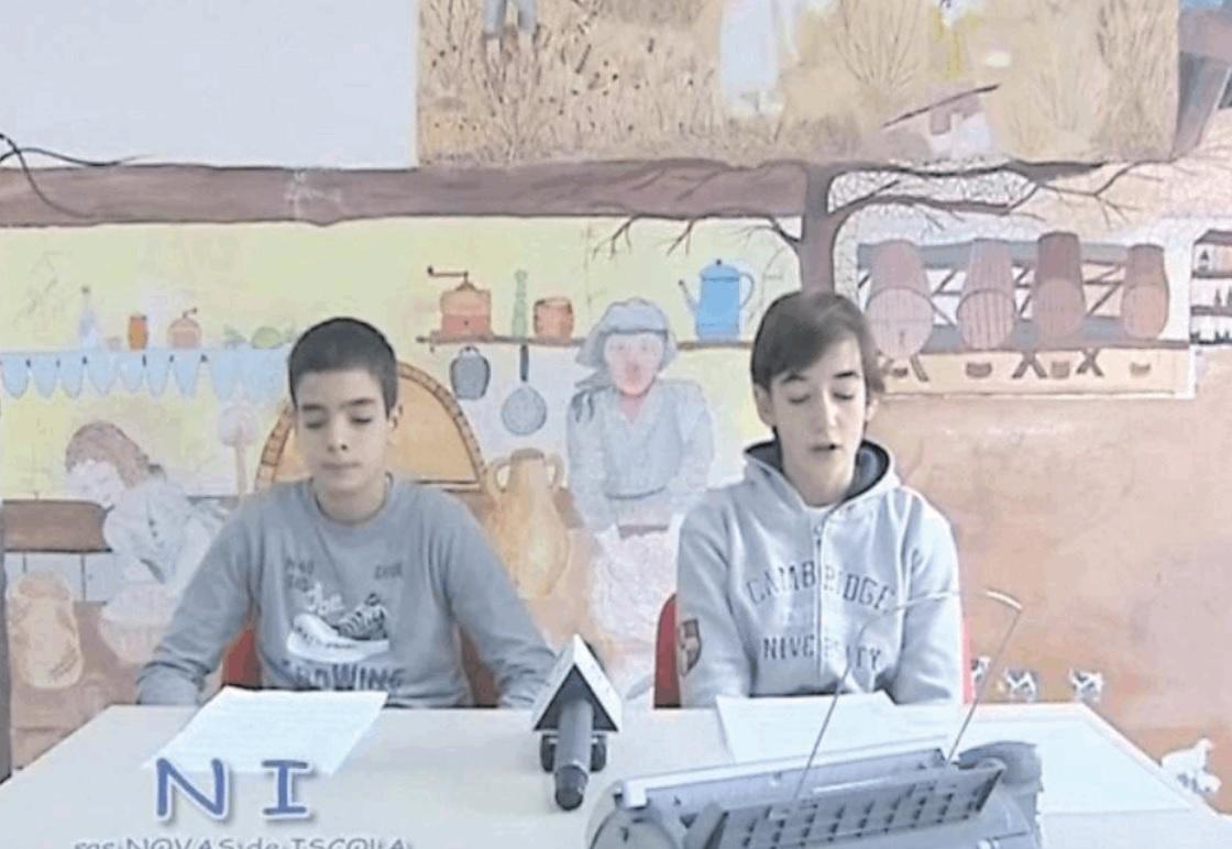 Due alunni leggono il telegiornale in limba "Sas novas de iscola"
