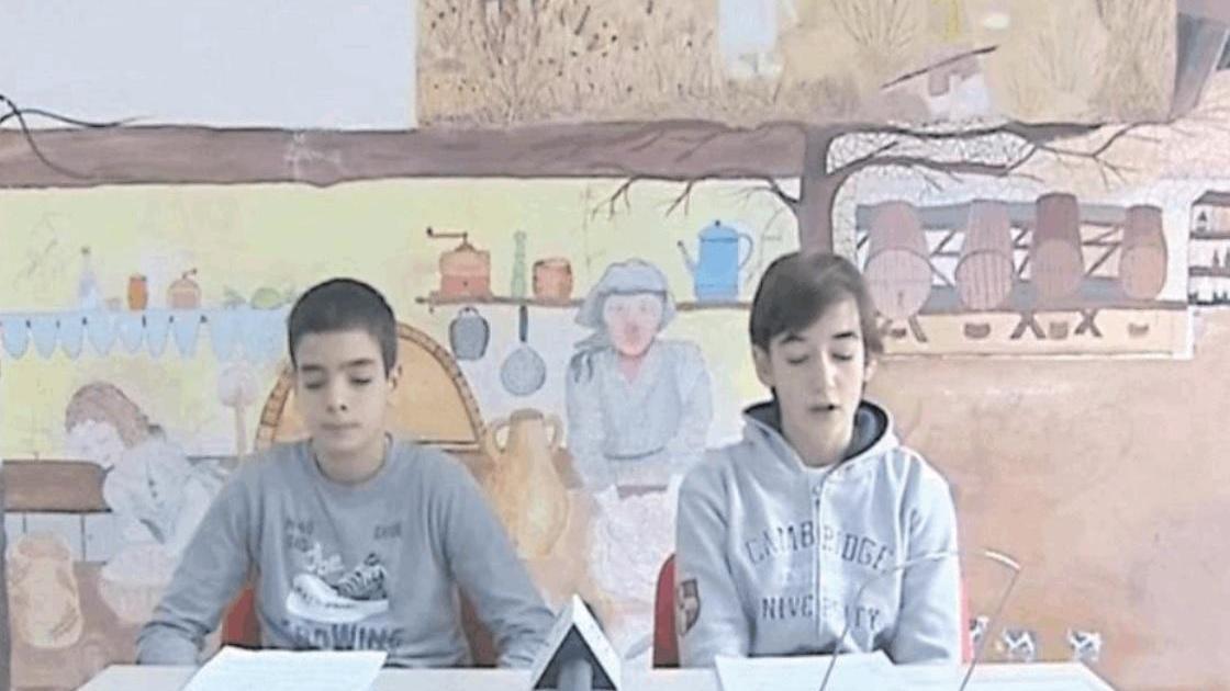 Due alunni leggono il telegiornale in limba "Sas novas de iscola"