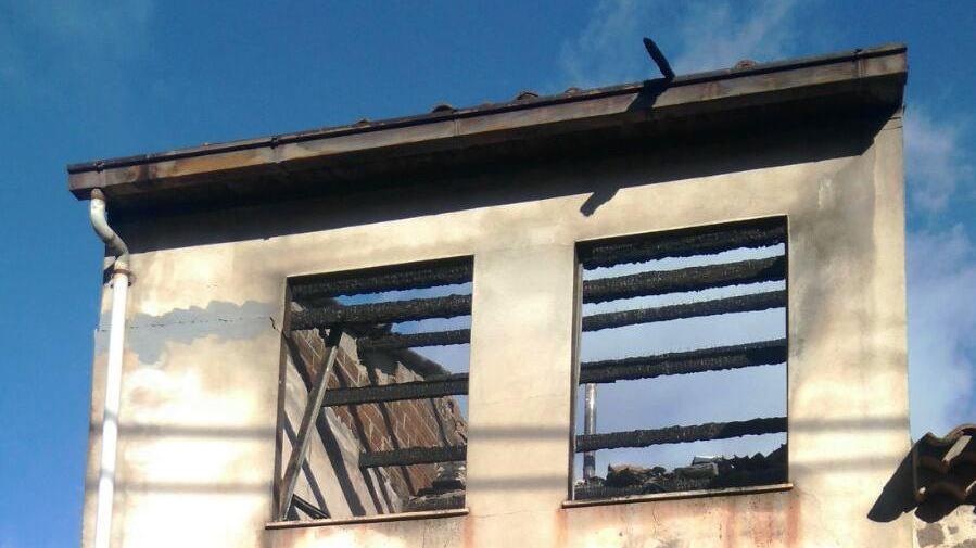 La casa distrutta dall'incendio a Seneghe (foto Marongiu)
