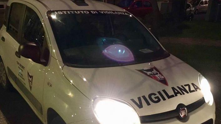 Bloccati con bastoni e spranghe