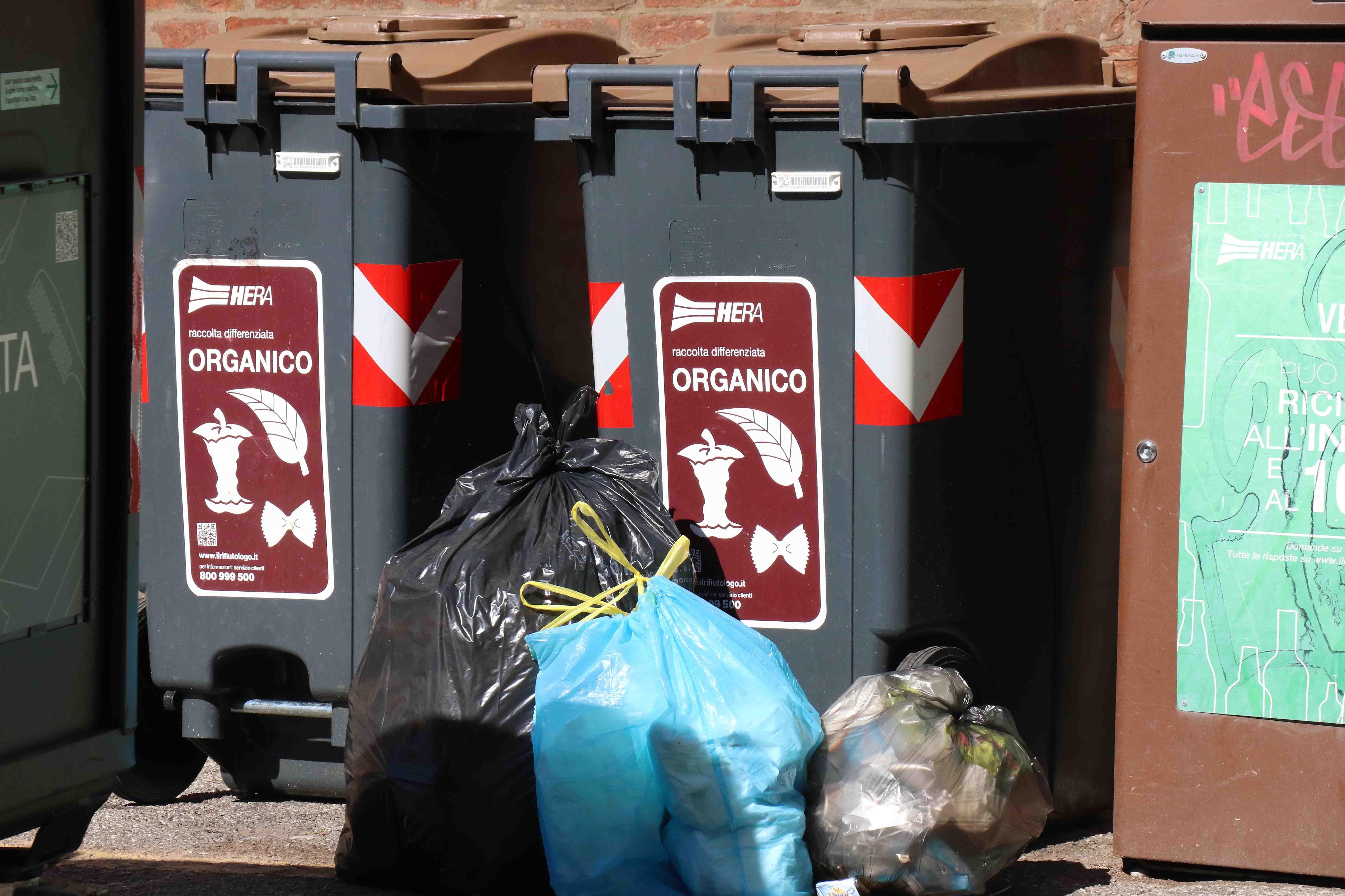 Isole ecologiche stracolme a Pasqua