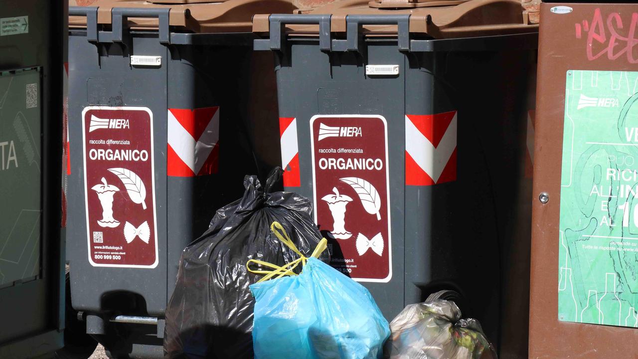 Isole ecologiche stracolme a Pasqua