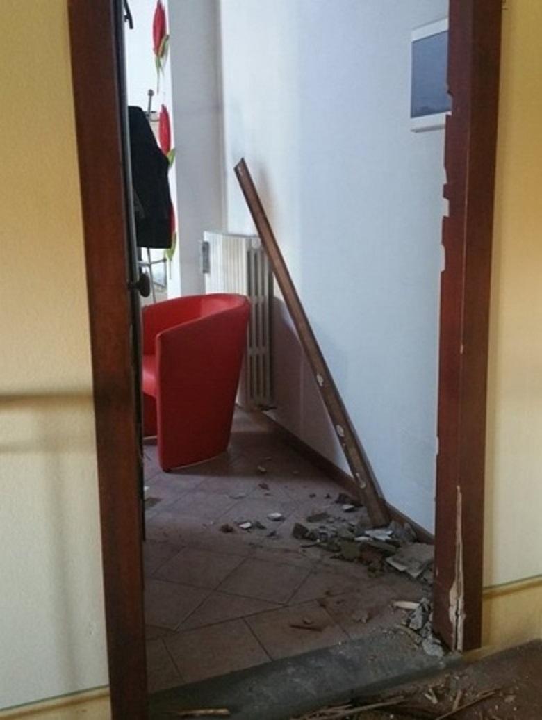 Una delle porte blindate sfondate