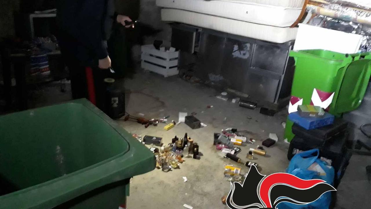Il materiale scoperto dai carabinieri nel magazzino degli arrestati