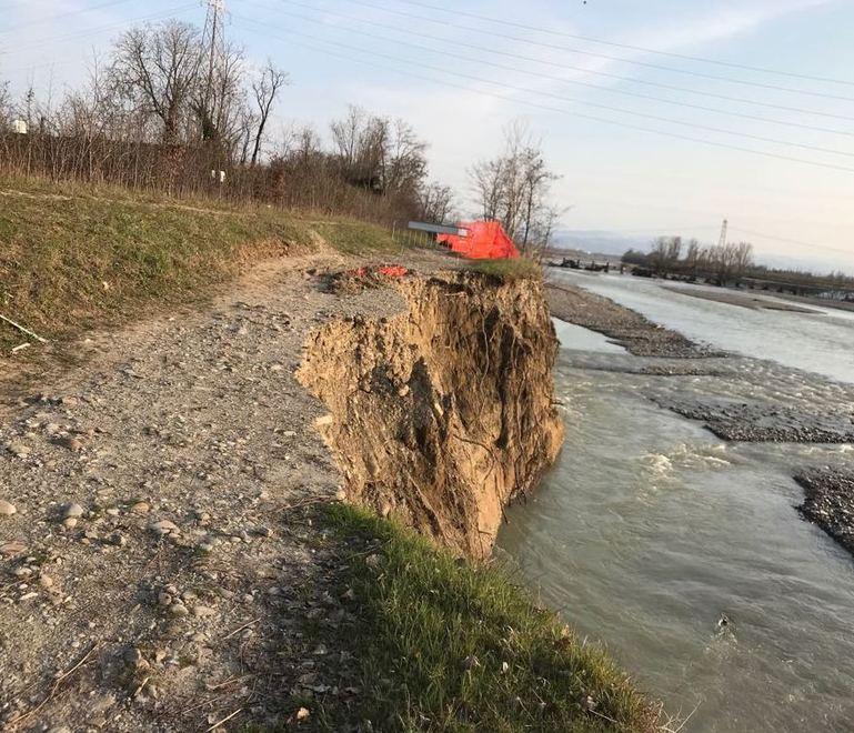 Da un anno il Secchia “mangia” la pista ciclabile 