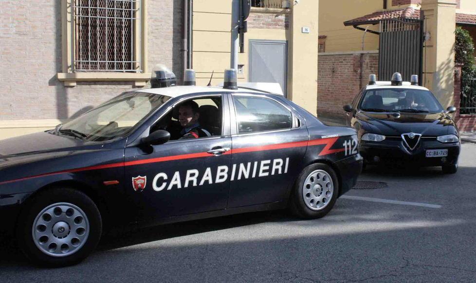 Ubriaco, rovina tre auto in sosta 