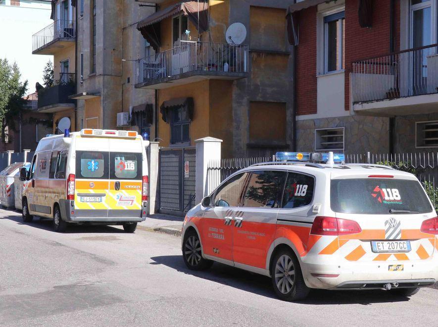Esce di casa ed è colto da malore 