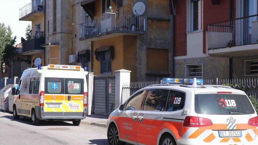 Esce di casa ed è colto da malore