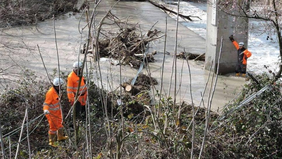 Volontari del “Campanone” ripuliscono il ponte dai detriti