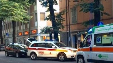 Va in crisi e ferisce a coltellate la badante