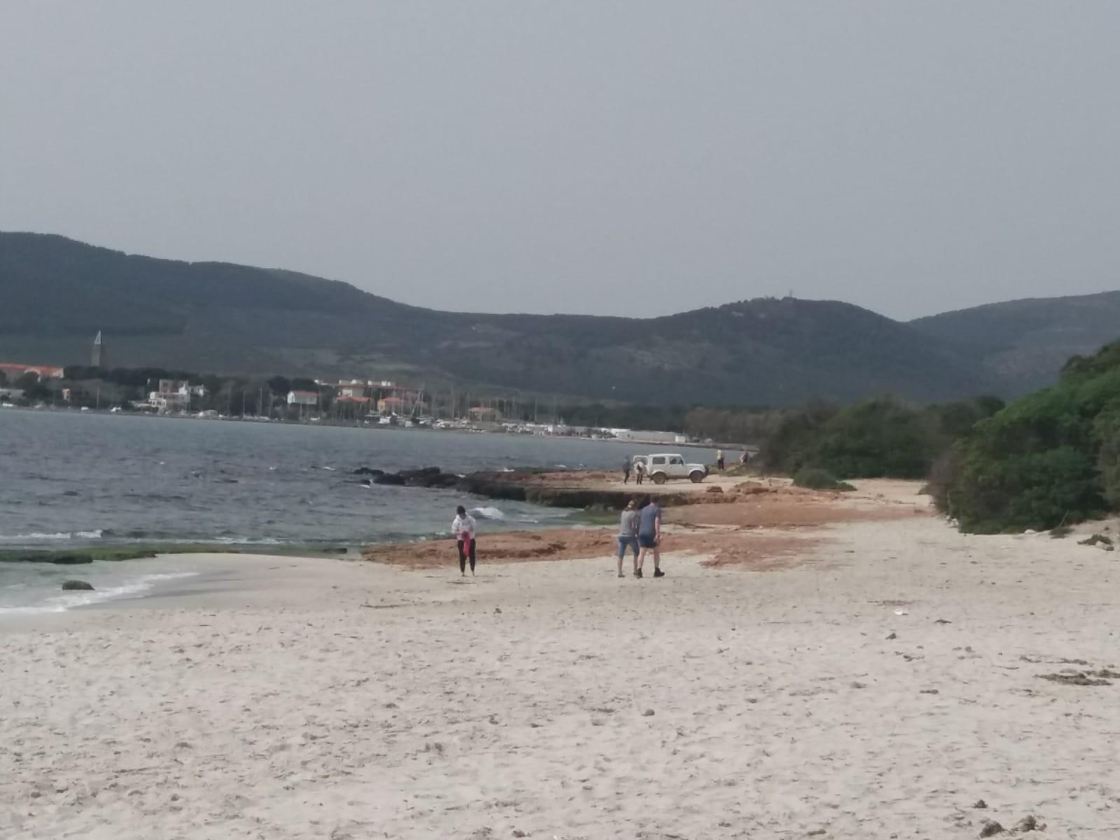 Alghero, con il fuoristrada parcheggiano sulla spiaggia di Maria Pia 