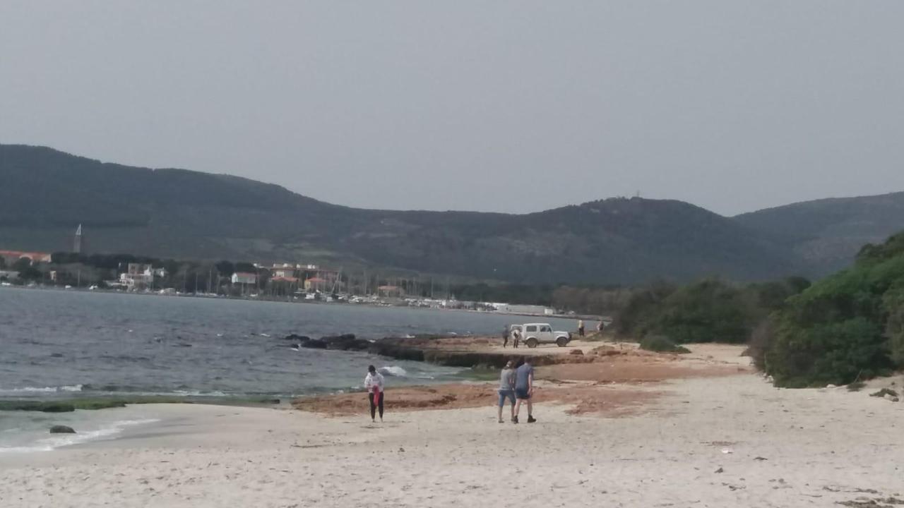 Alghero, con il fuoristrada parcheggiano sulla spiaggia di Maria Pia 