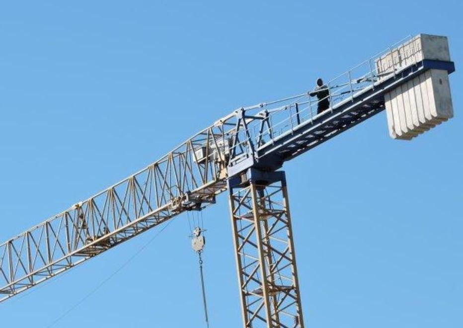 Salì sulla gru per la paga: processati in tre 
