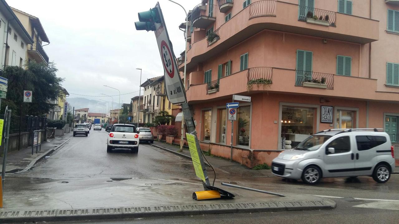 Il palo con semaforo inclinato all'incrocio fra via Pistoiese e via Pasubio