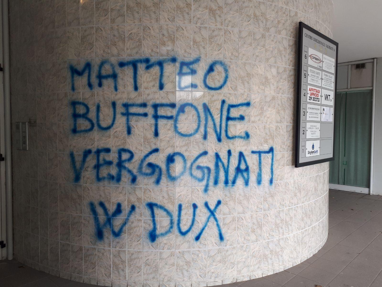 Le scritte neofasciste presso lo studio legale del sindaco Matteo Biffoni