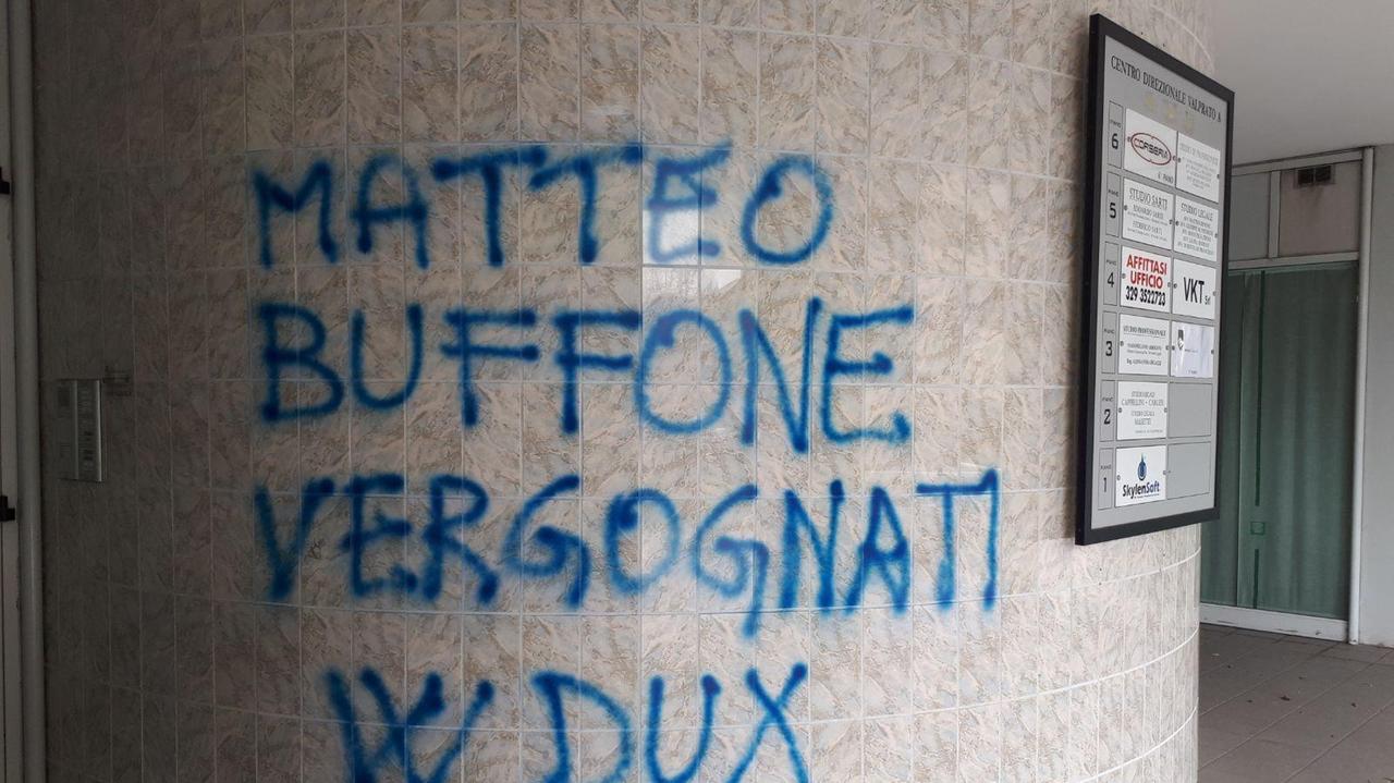 Le scritte neofasciste presso lo studio legale del sindaco Matteo Biffoni