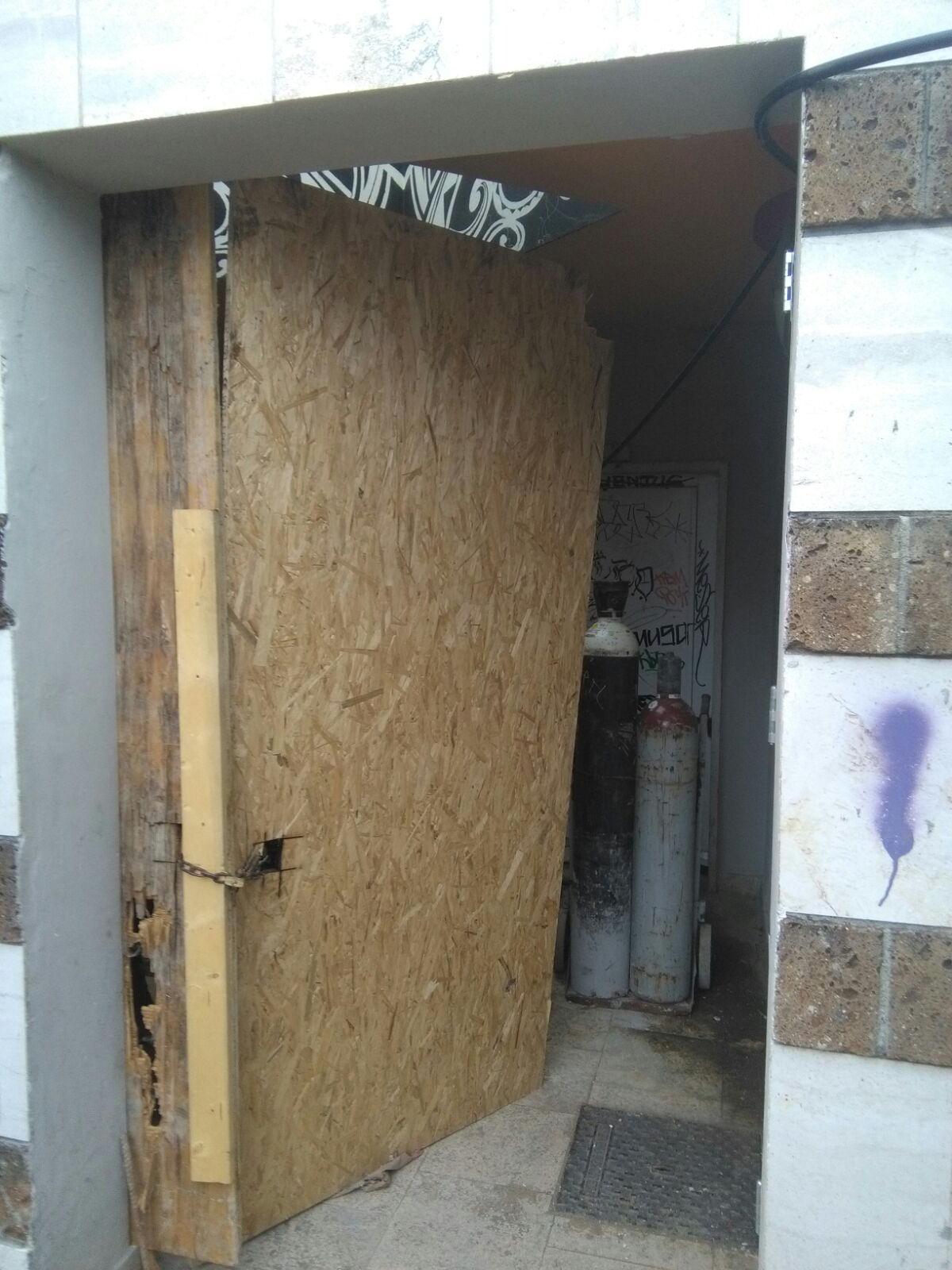 L'ingresso del cantiere preso di mira dai vandali