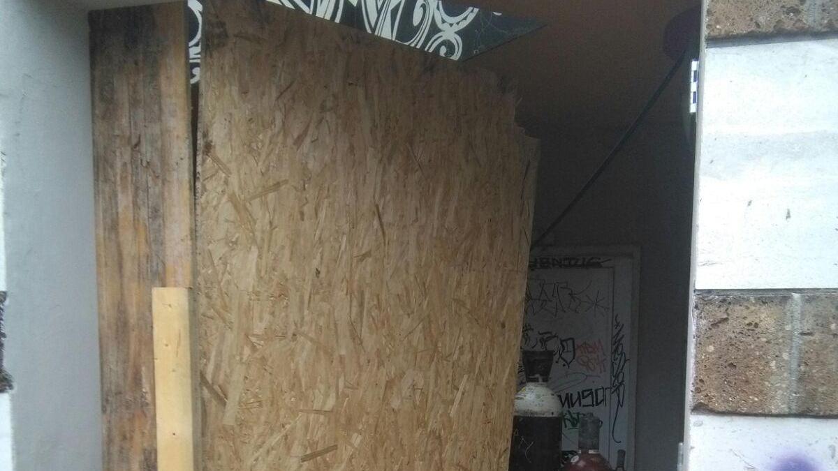 L'ingresso del cantiere preso di mira dai vandali