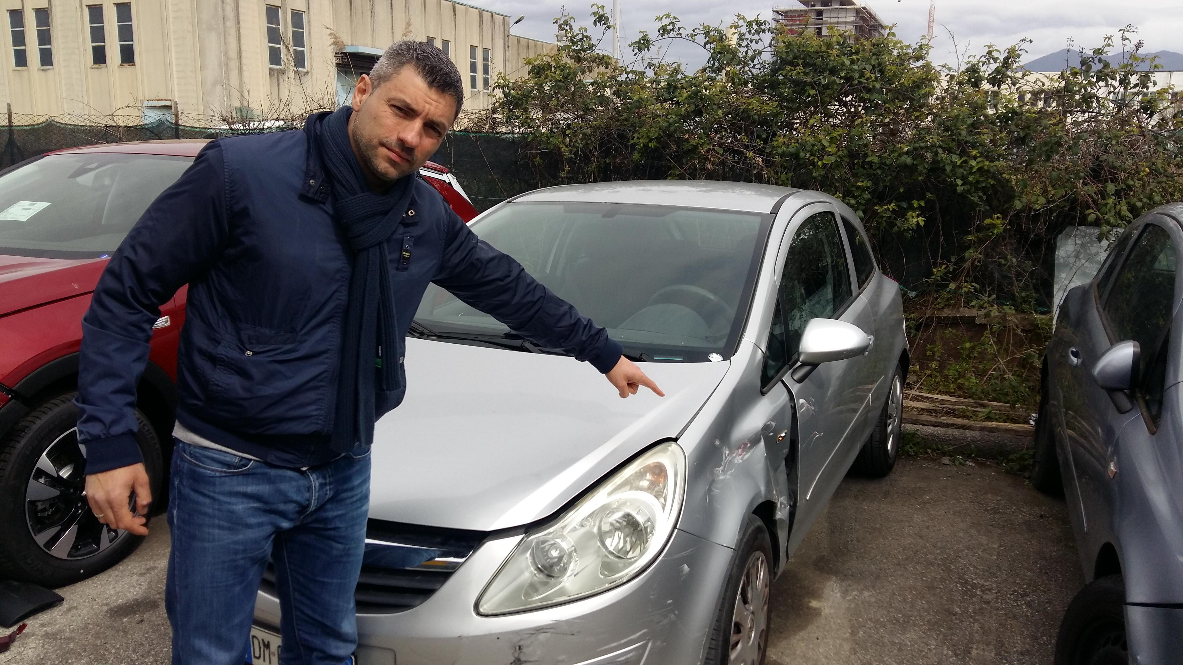 Francesco Frolli con una delle auto danneggiate